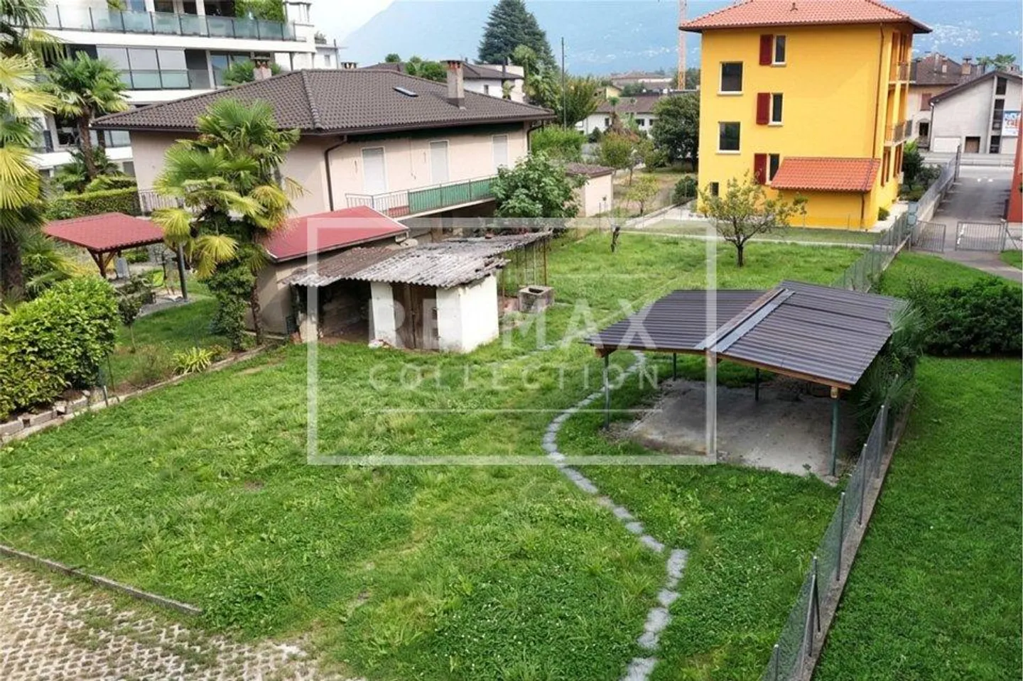 Terrain constructible dans une zone centrale et tranquille - Photo 3 sur 5