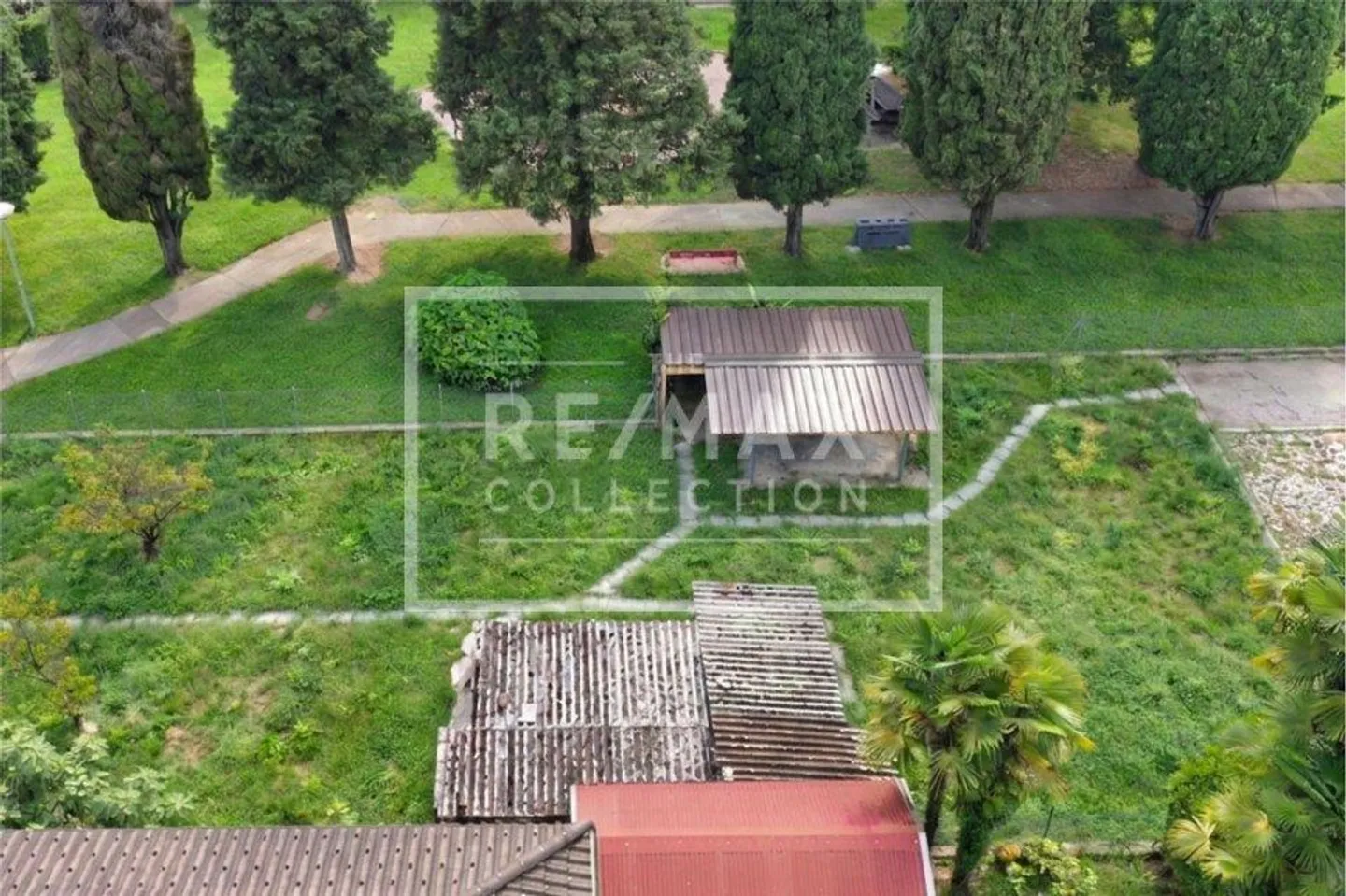 Terrain constructible dans une zone centrale et tranquille - Photo 4 sur 5