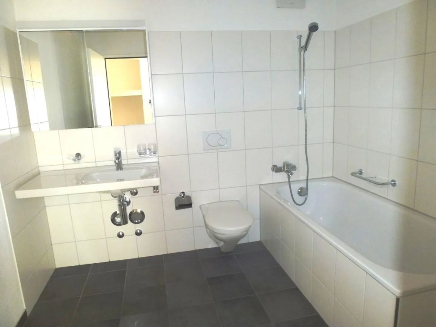 Spacious Apartment with Balcony - Photo 8 of 12
