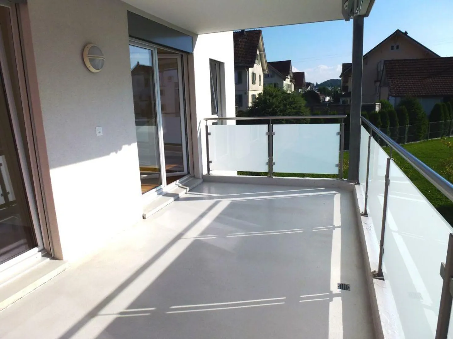 Spacious Apartment with Balcony - Photo 10 of 12