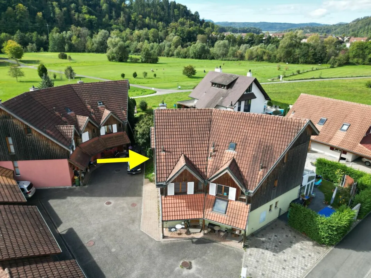 6.5-Room Semi-Detached House in a Preferred Location in Zwingen! - Photo 3 of 17