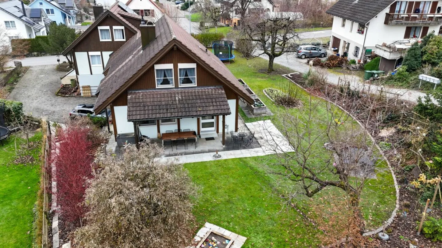 Casa familiare a schiera ben tenuta con giardino spazioso - Foto 1 di 11