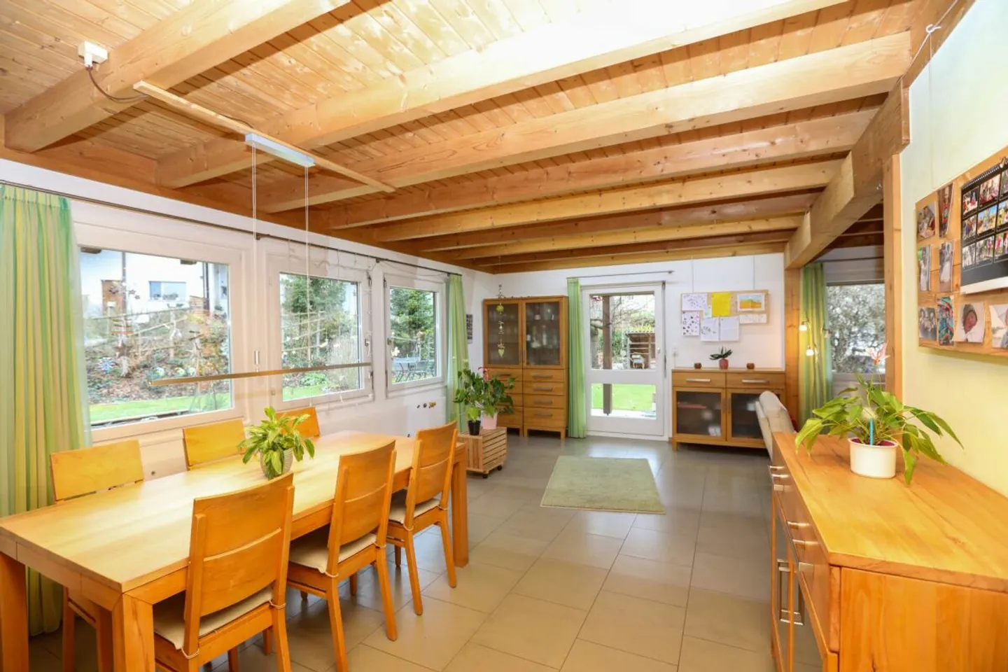 Casa familiare a schiera ben tenuta con giardino spazioso - Foto 2 di 11