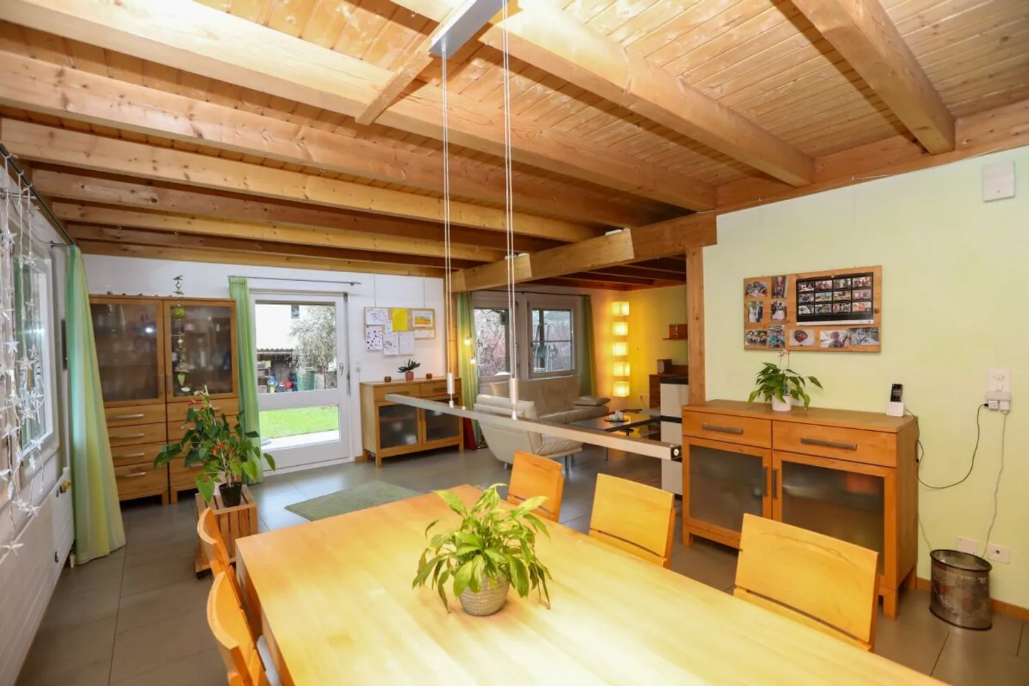 Casa familiare a schiera ben tenuta con giardino spazioso - Foto 3 di 11