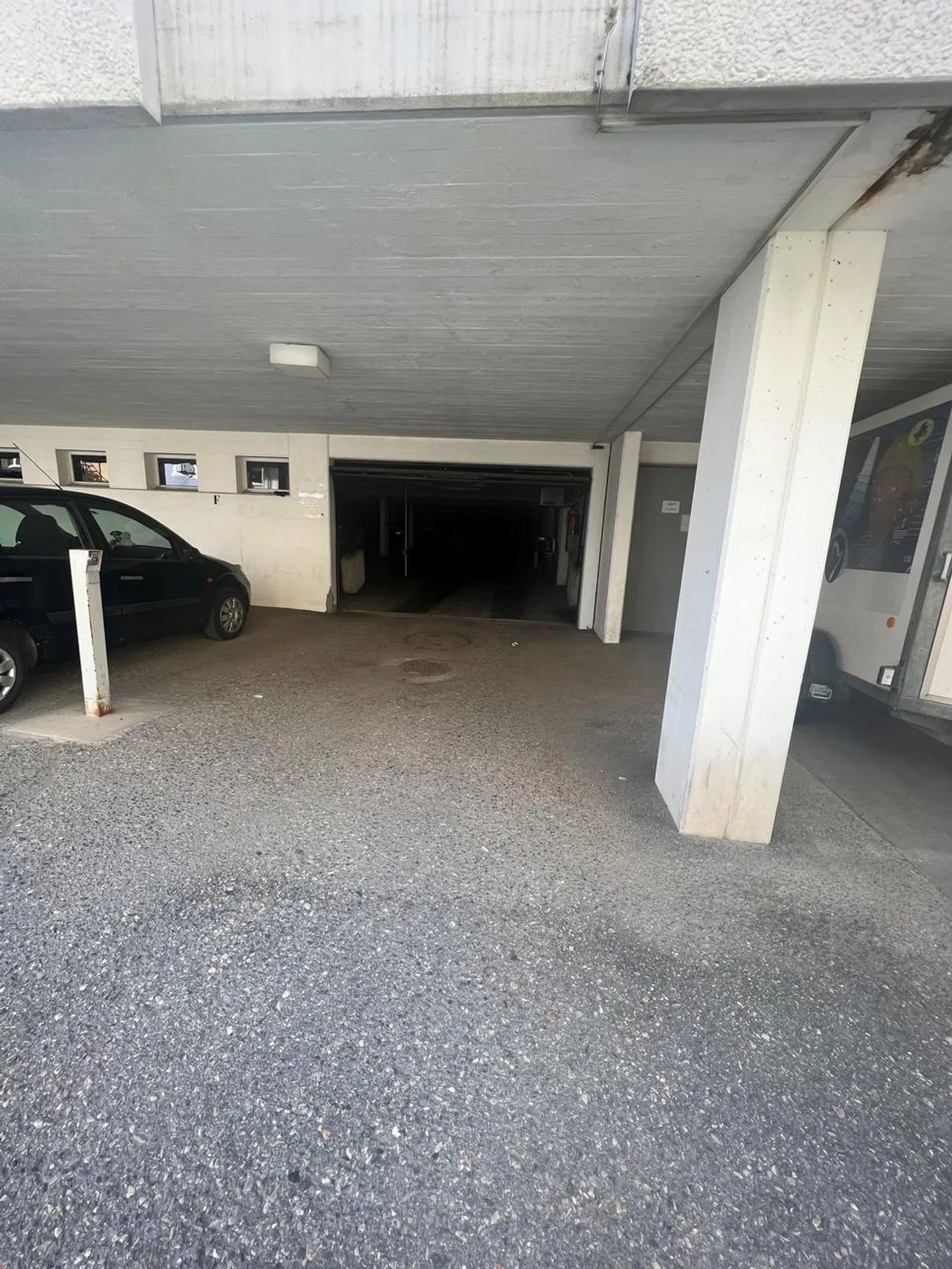 Unterirdische Parkplätze und individuelle Garagen zur Miete bereit! - Foto 2 von 3