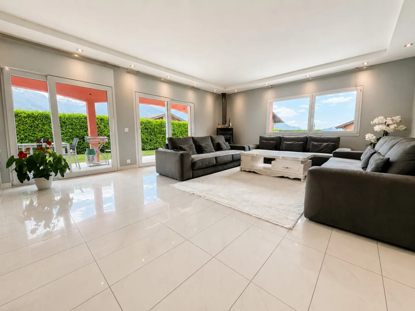 Stunning Detached Villa in Quiet Area - Photo 3 of 11