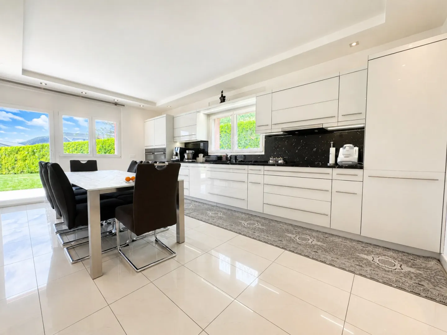 Stunning Detached Villa in Quiet Area - Photo 4 of 11
