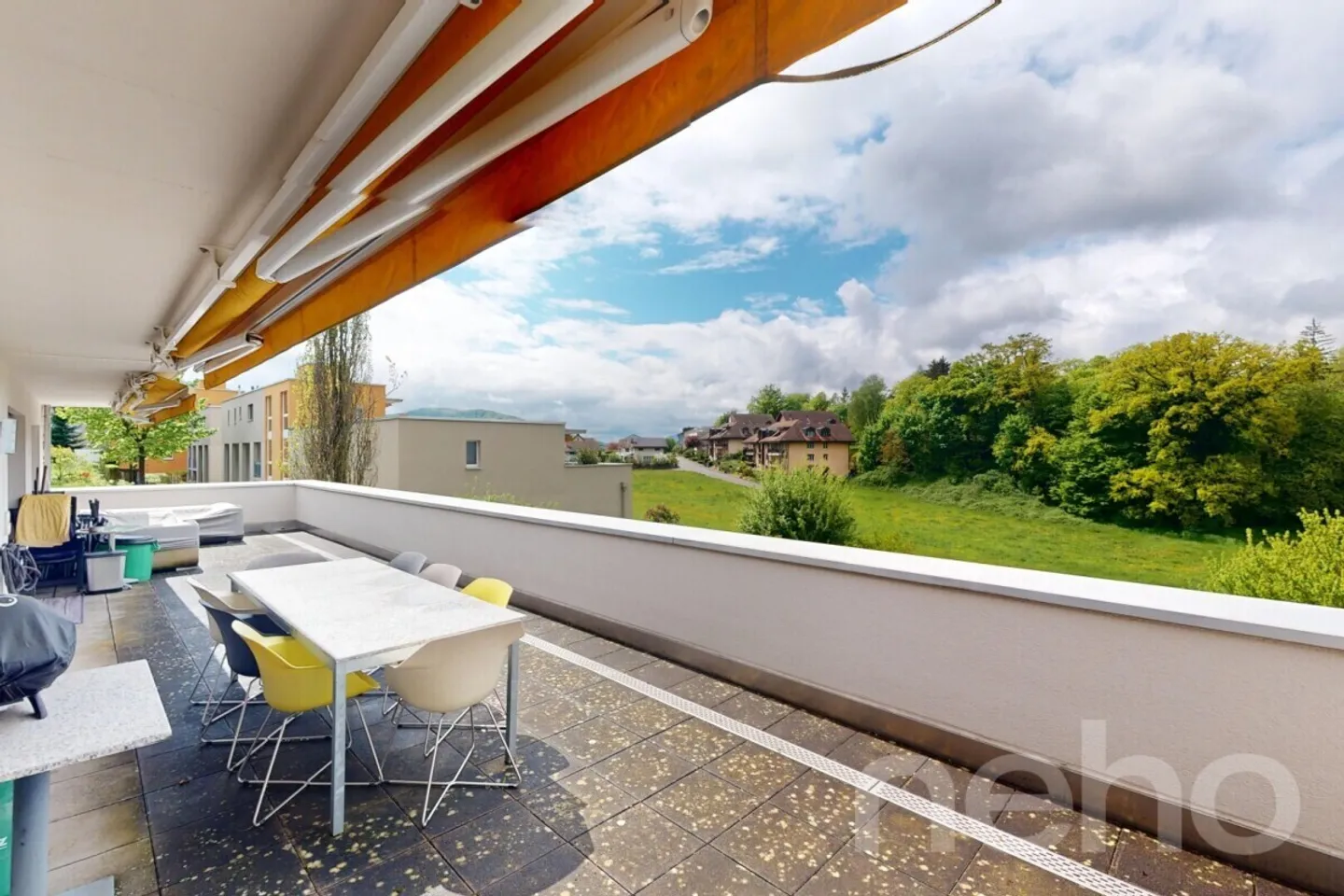 Votre nouveau chez-vous avec un grand balcon et une vue dégagée - Photo 2 sur 13