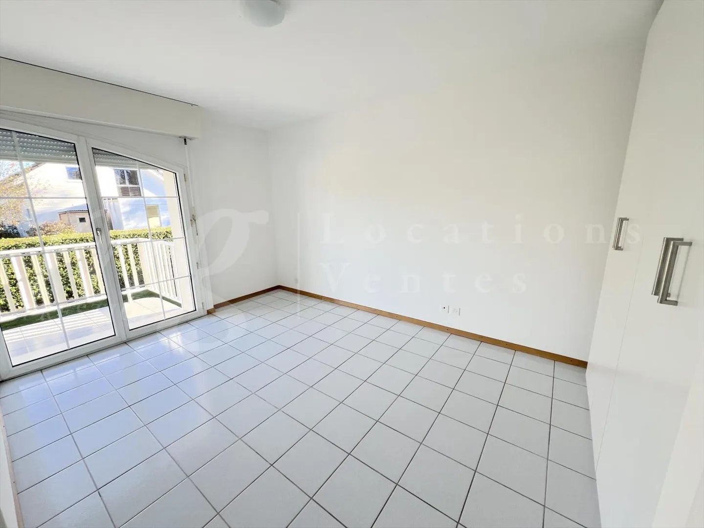 MODERN FAMILY HOUSE WITH 240 M2 VERANDA AND PRIVATE GARDEN - Photo 9 of 13