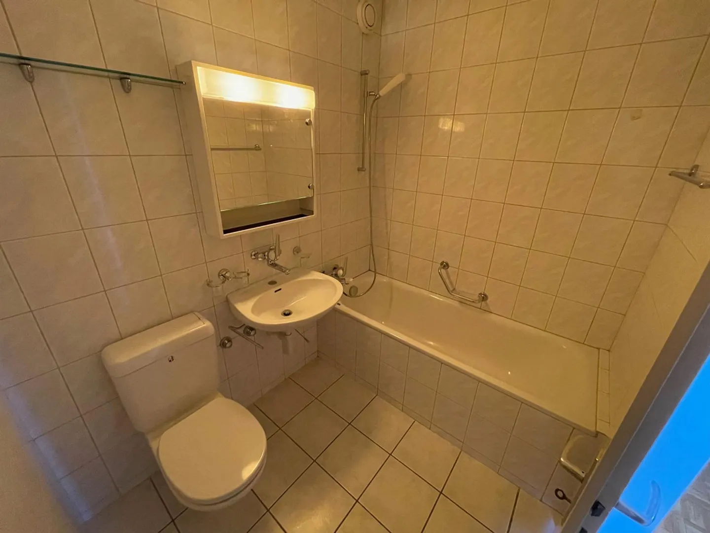 Spacious 2-room apartment near the city - Photo 8 of 12