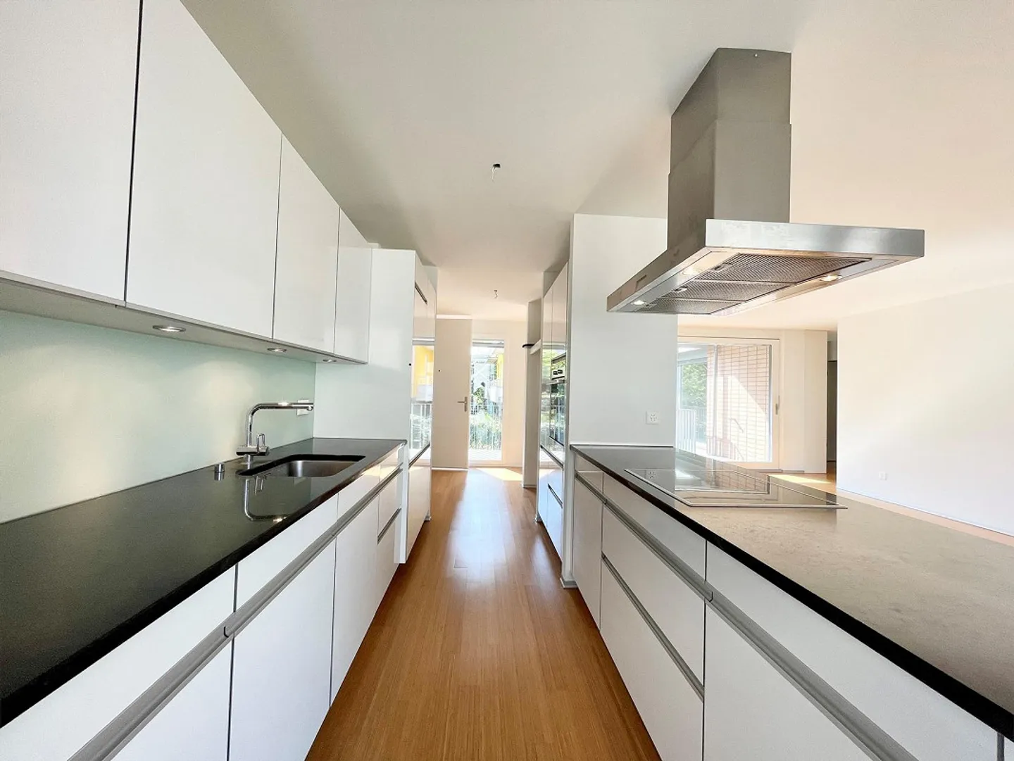 Very modern and high-quality apartment in a central and quiet location - Photo 3 of 13