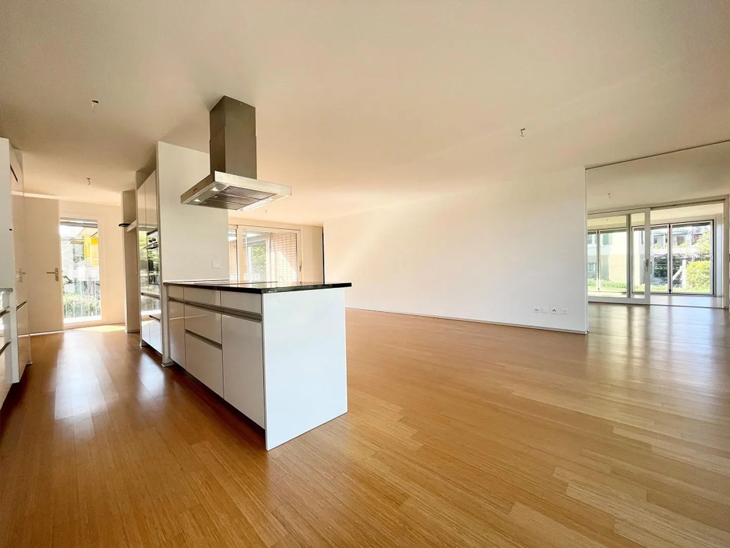 Very modern and high-quality apartment in a central and quiet location - Photo 4 of 13