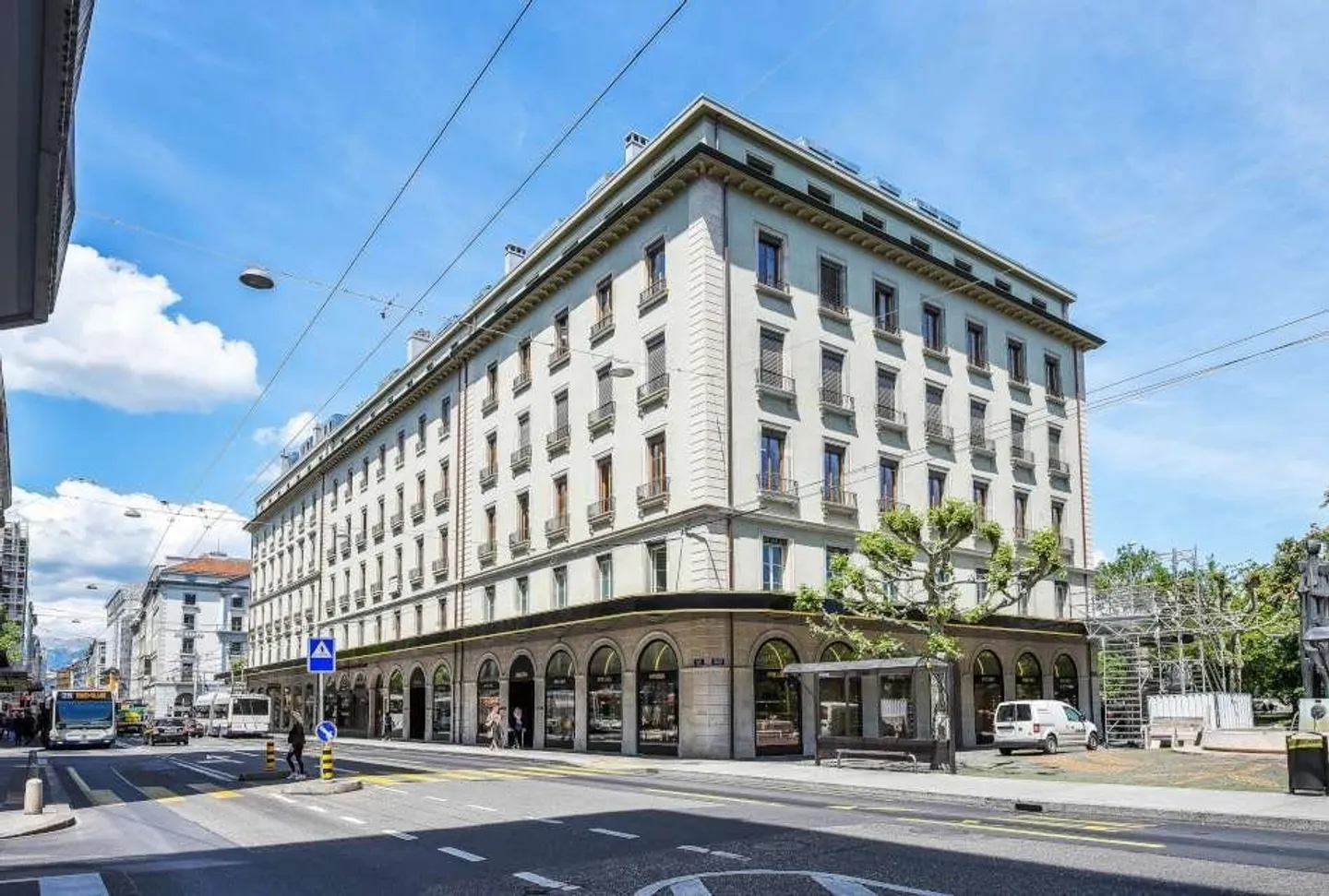 Espace publicitaire sur le toit d'un bâtiment au bord de la baie - Photo 2 sur 2