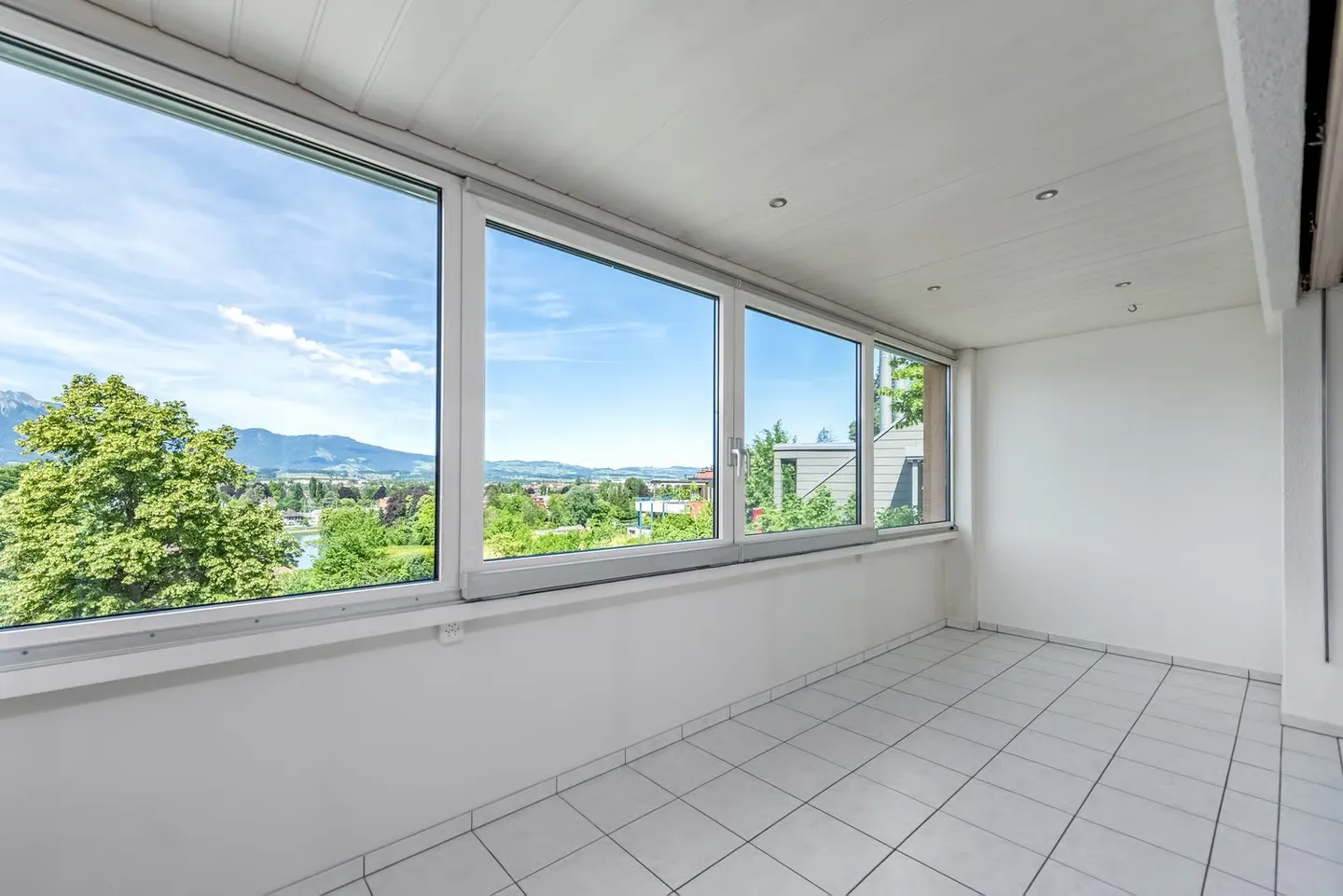 Spacious and bright 4.5-room apartment with mountain view in Thun - Photo 4 of 18