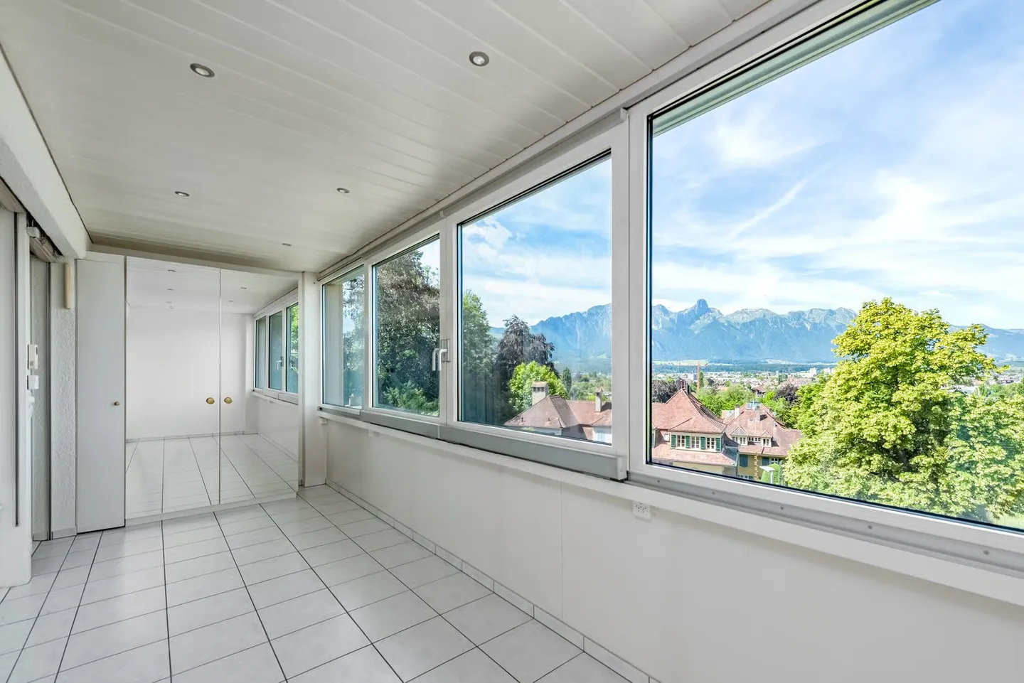 Spacious and bright 4.5-room apartment with mountain view in Thun - Photo 3 of 18