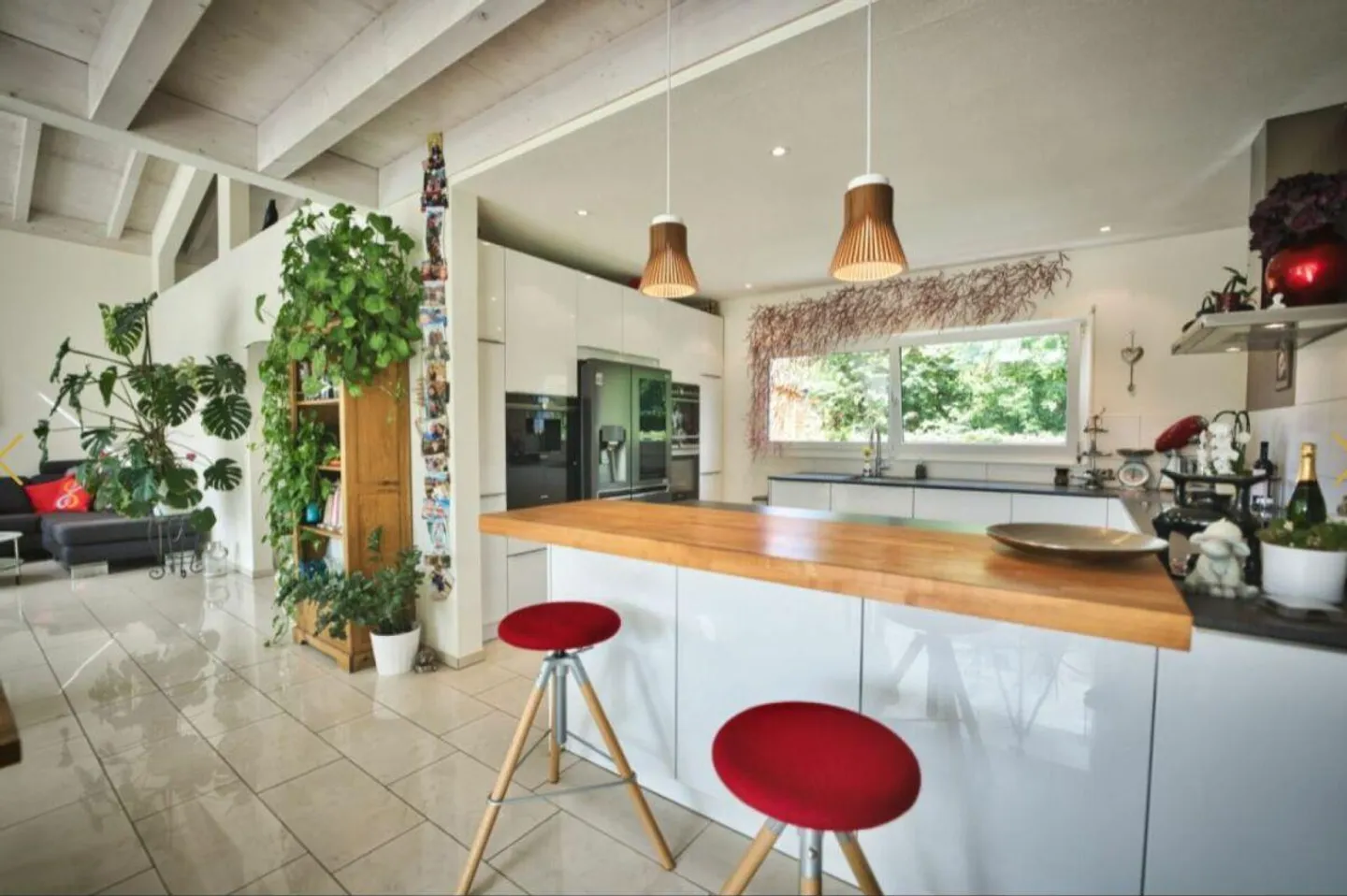 Exclusive living in a stylish villa with blooming garden and sun-drenched rooms - Photo 7 of 9