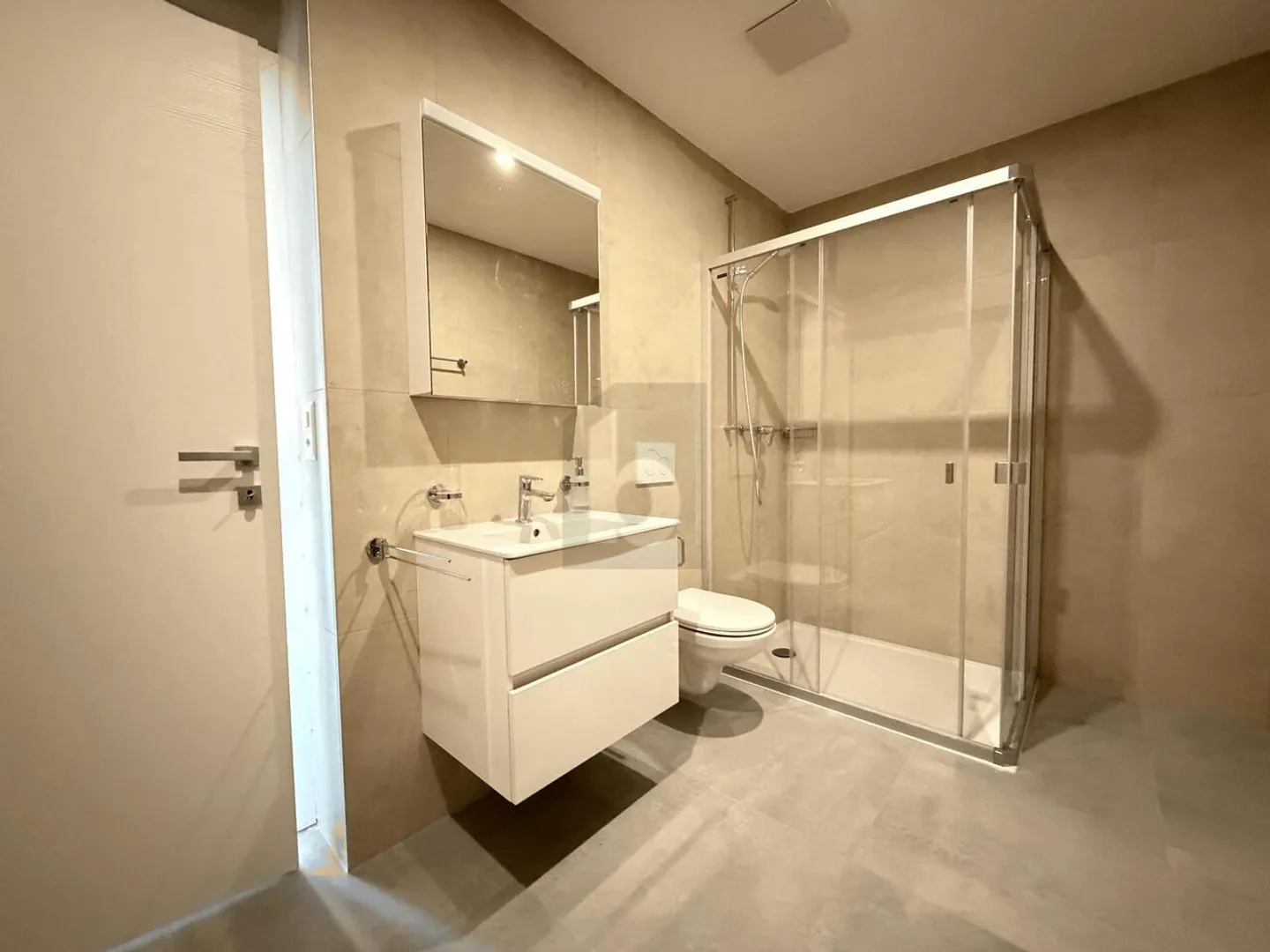 Appartamento Moderno con Grande Balcone - Foto 5 di 6