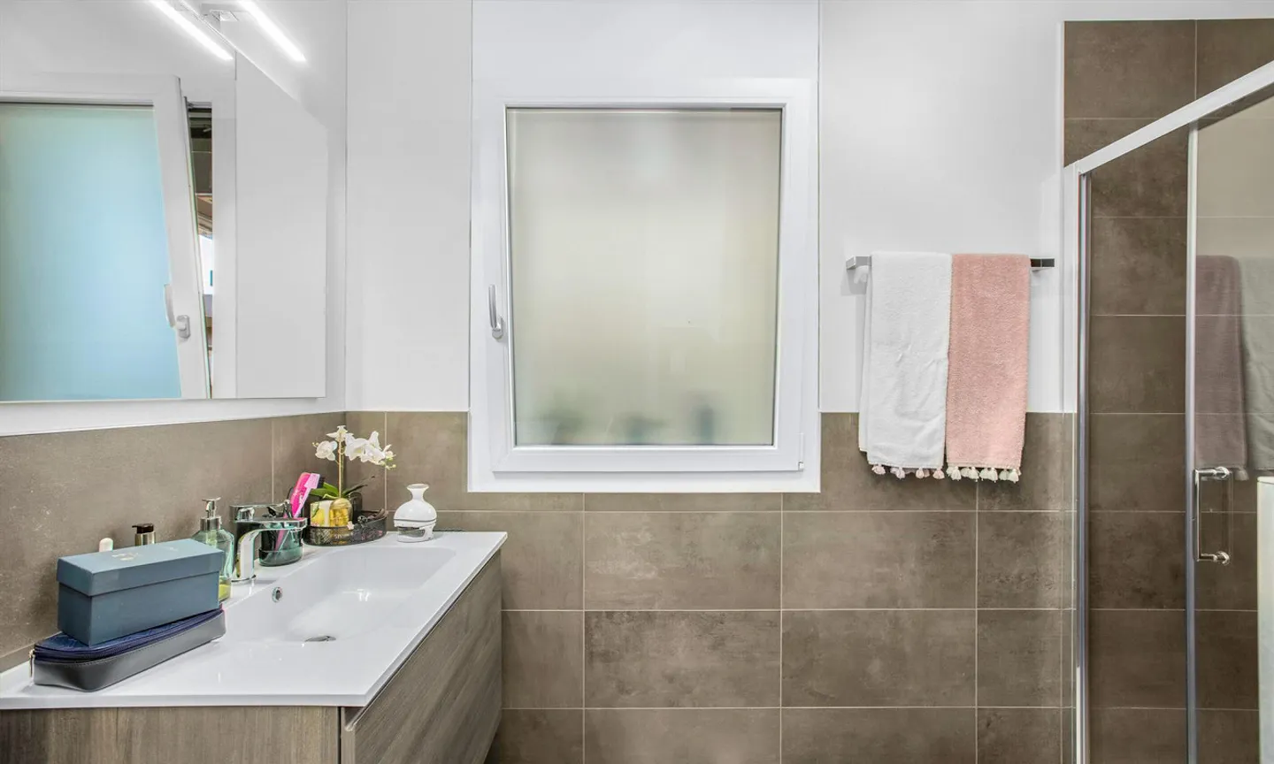 MODERNE 3.5 PIÈCES AVEC JARDIN VUE SUR LE LAC À ROVIO - Photo 4 sur 11