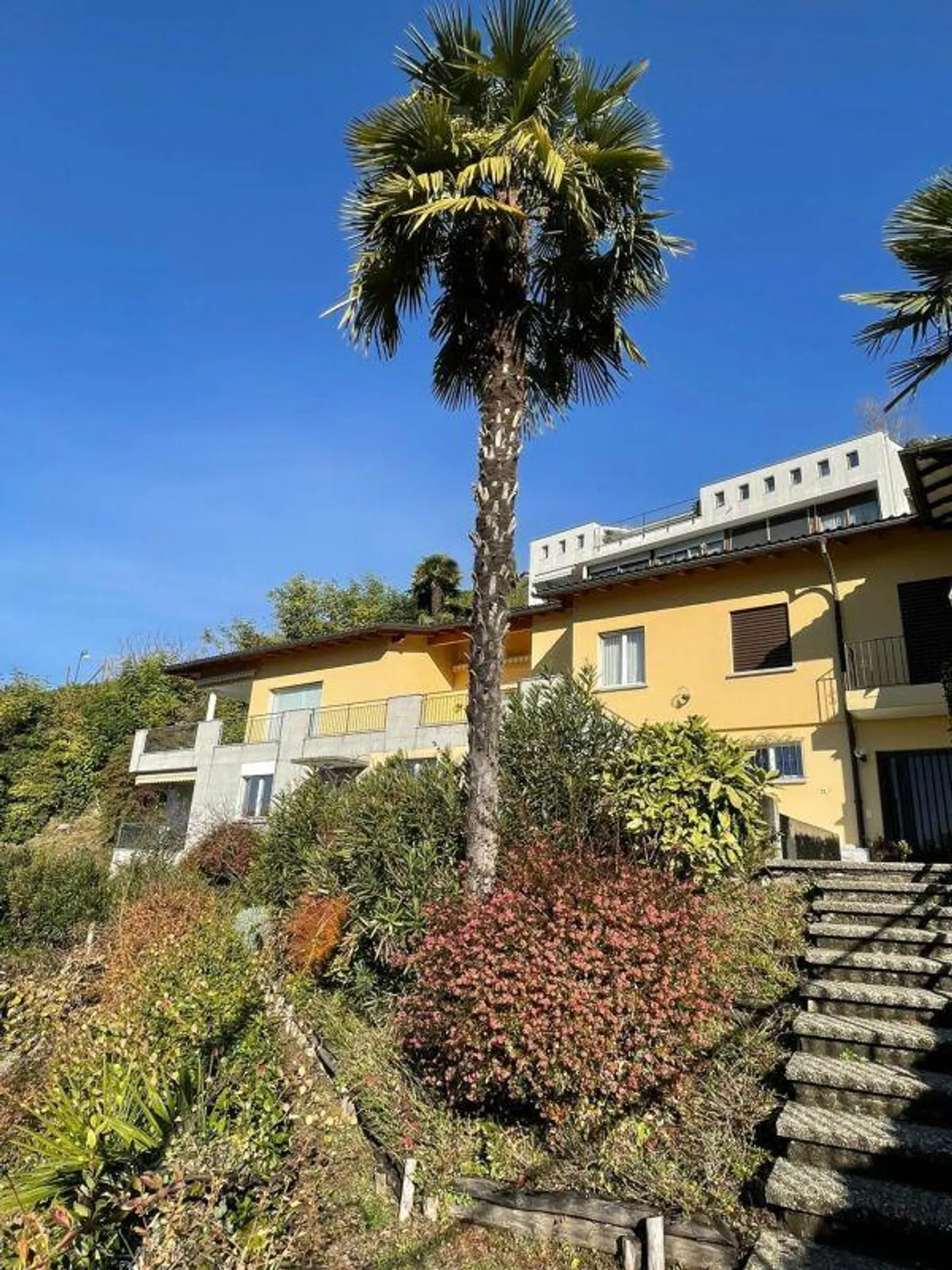 Villa interessante con giardino e vista lago - Foto 2 di 16