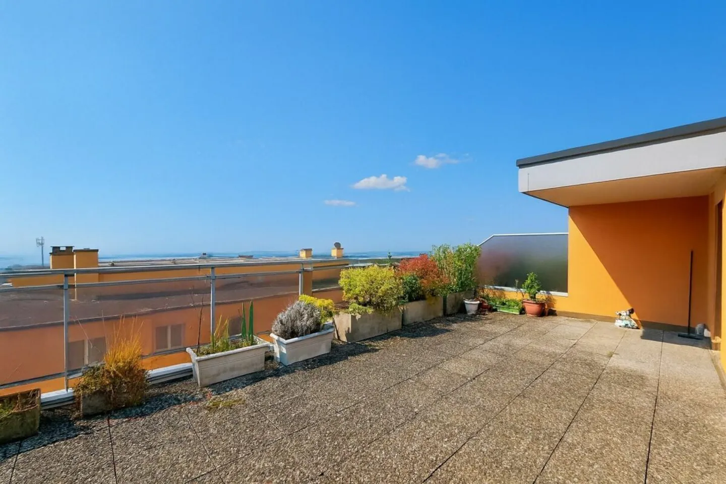 Superb apartment with spacious terrace and lake view - Photo 2 of 11