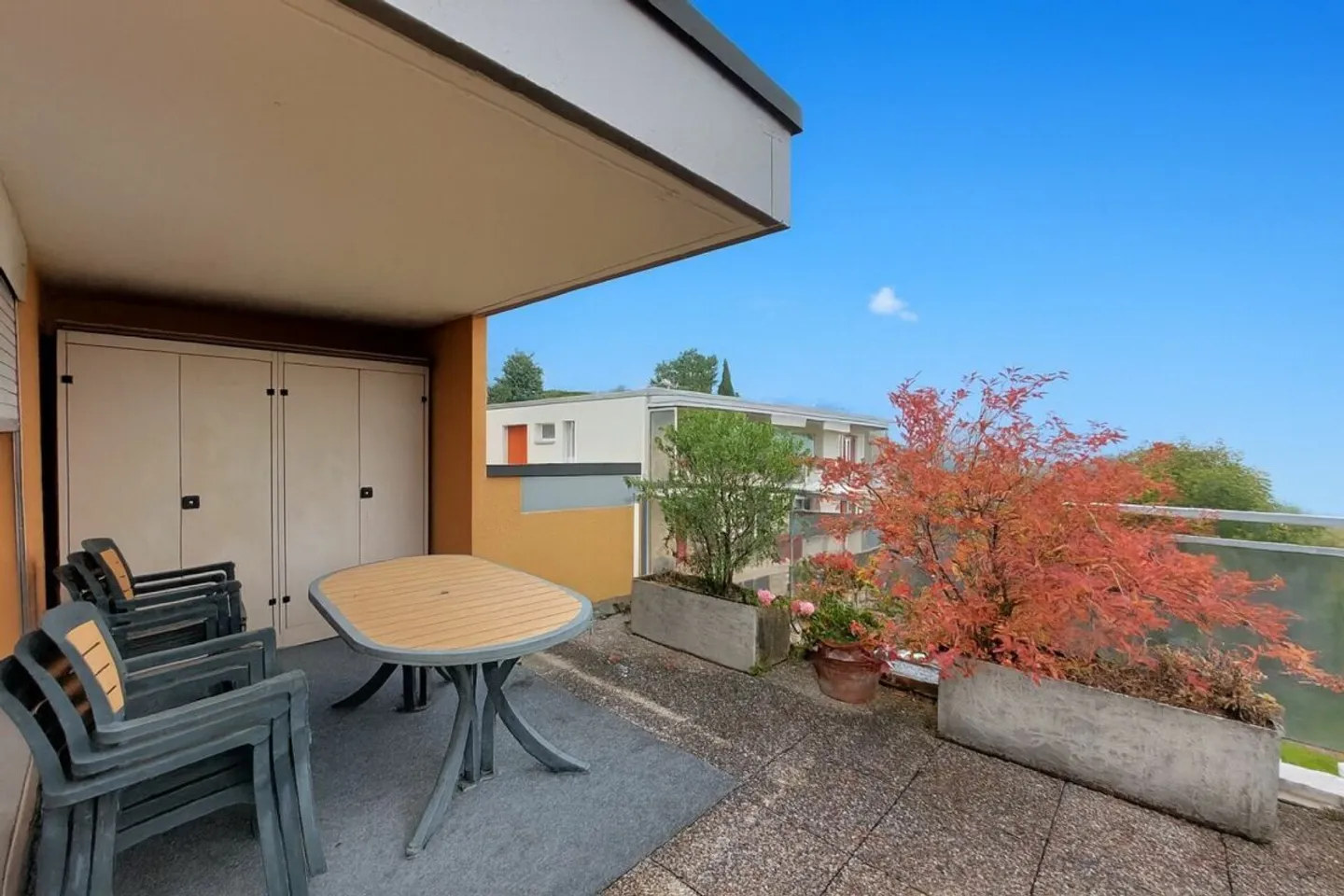 Superb apartment with spacious terrace and lake view - Photo 3 of 11