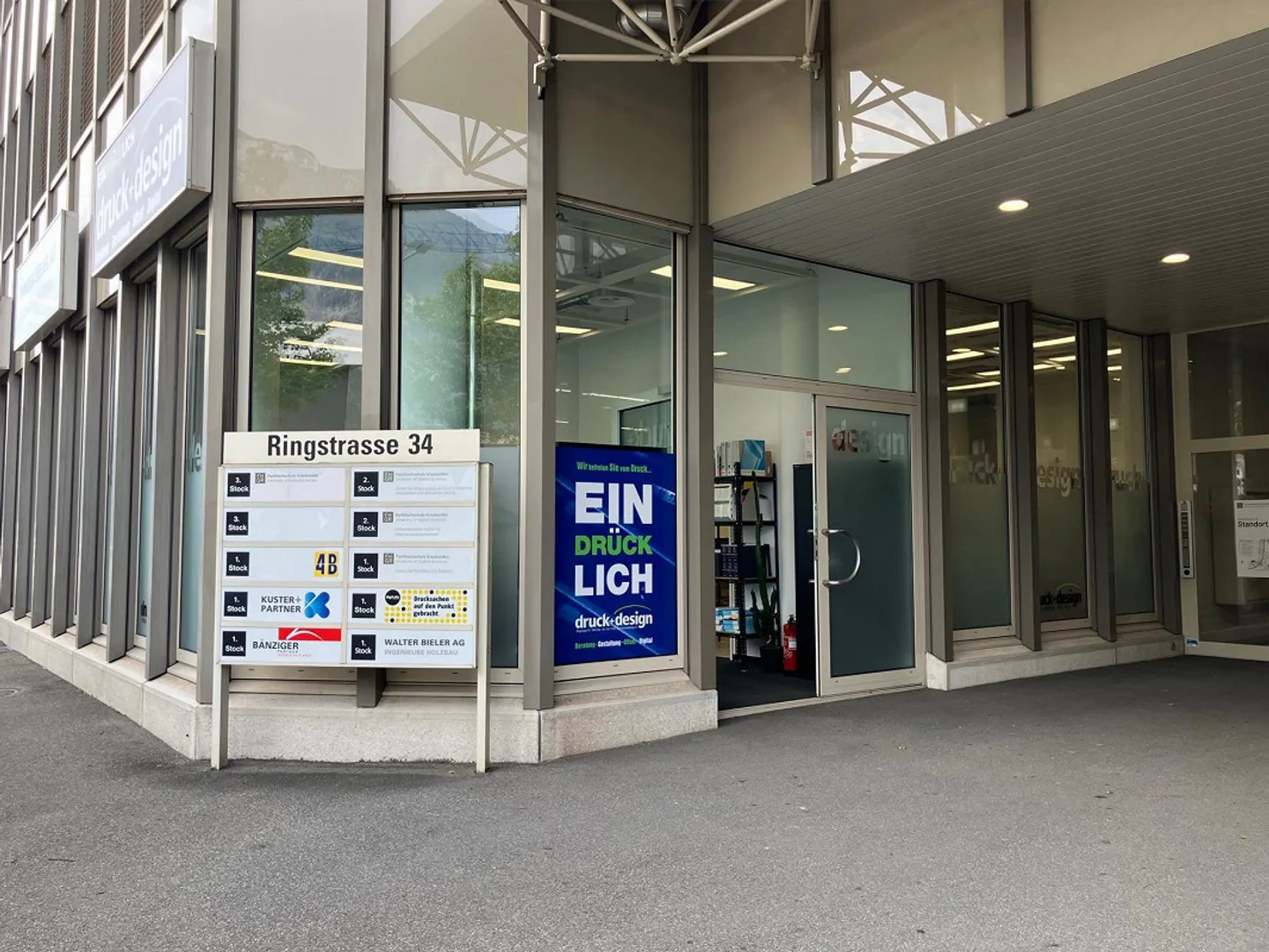 Spazio commerciale / espositivo e di vendita - Foto 4 di 14