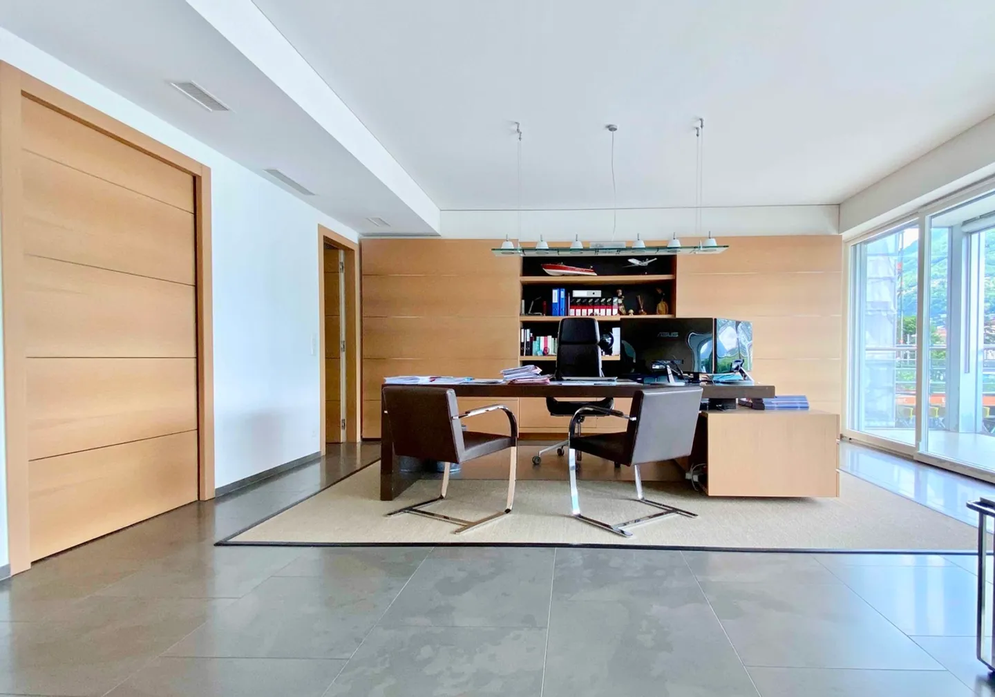 Bureaux Représentatifs avec Vue sur le Lac et Place de Parking au Cœur de Lugano - Photo 3 sur 8