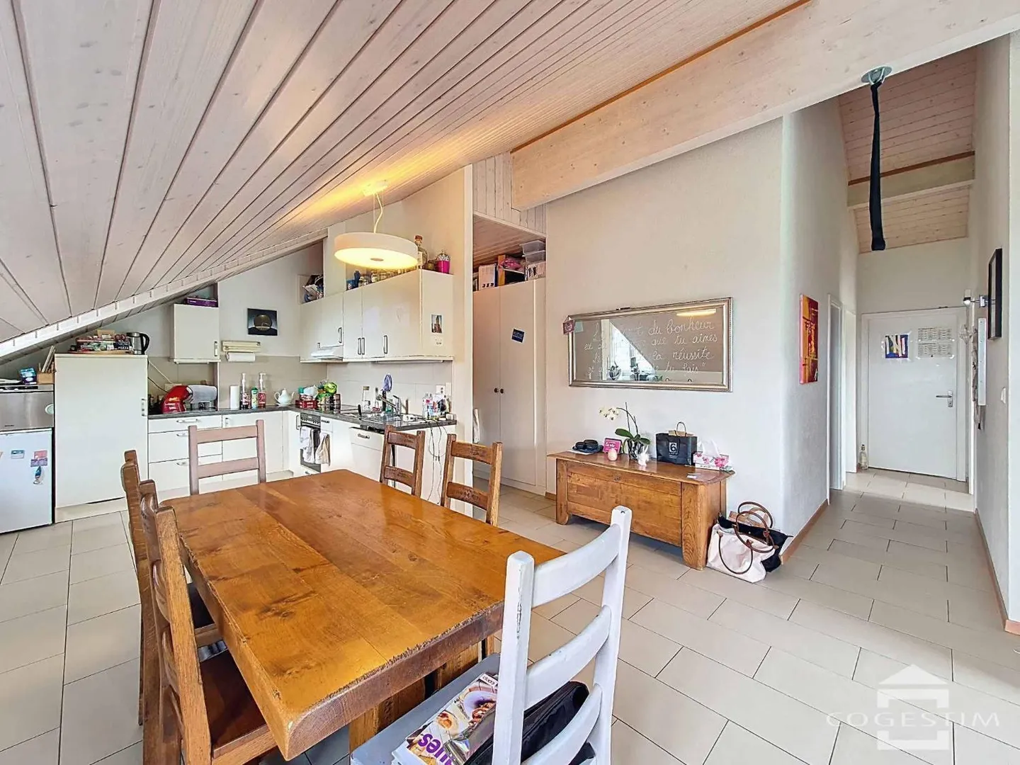 Appartement Charmant avec Terrasse - Photo 2 sur 5