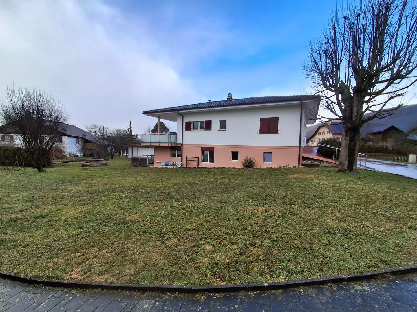 Villa familiale avec revenus locatifs - Photo 2 sur 12