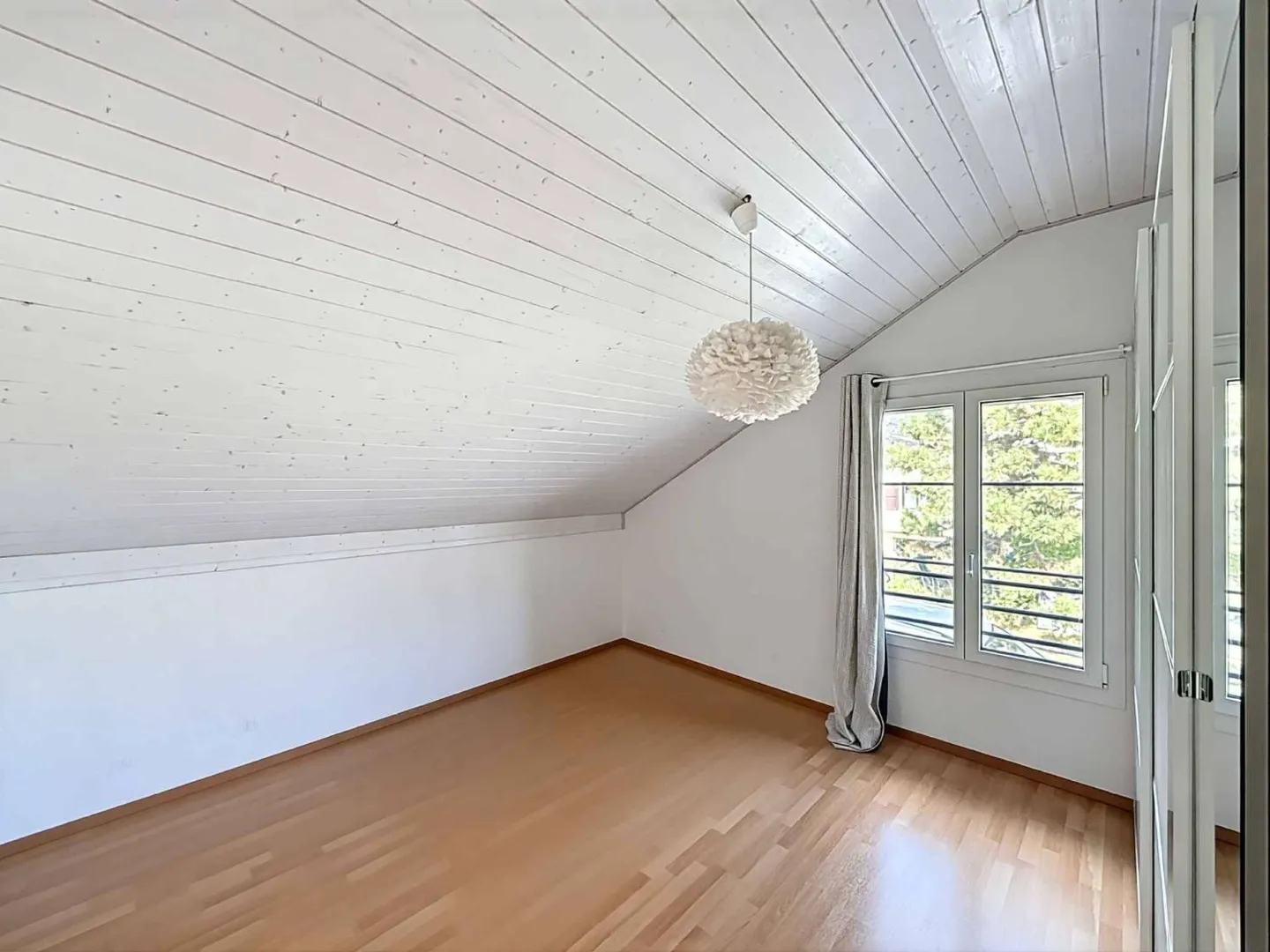 An exclusive penthouse with spacious rooms and private garden - Photo 4 of 11