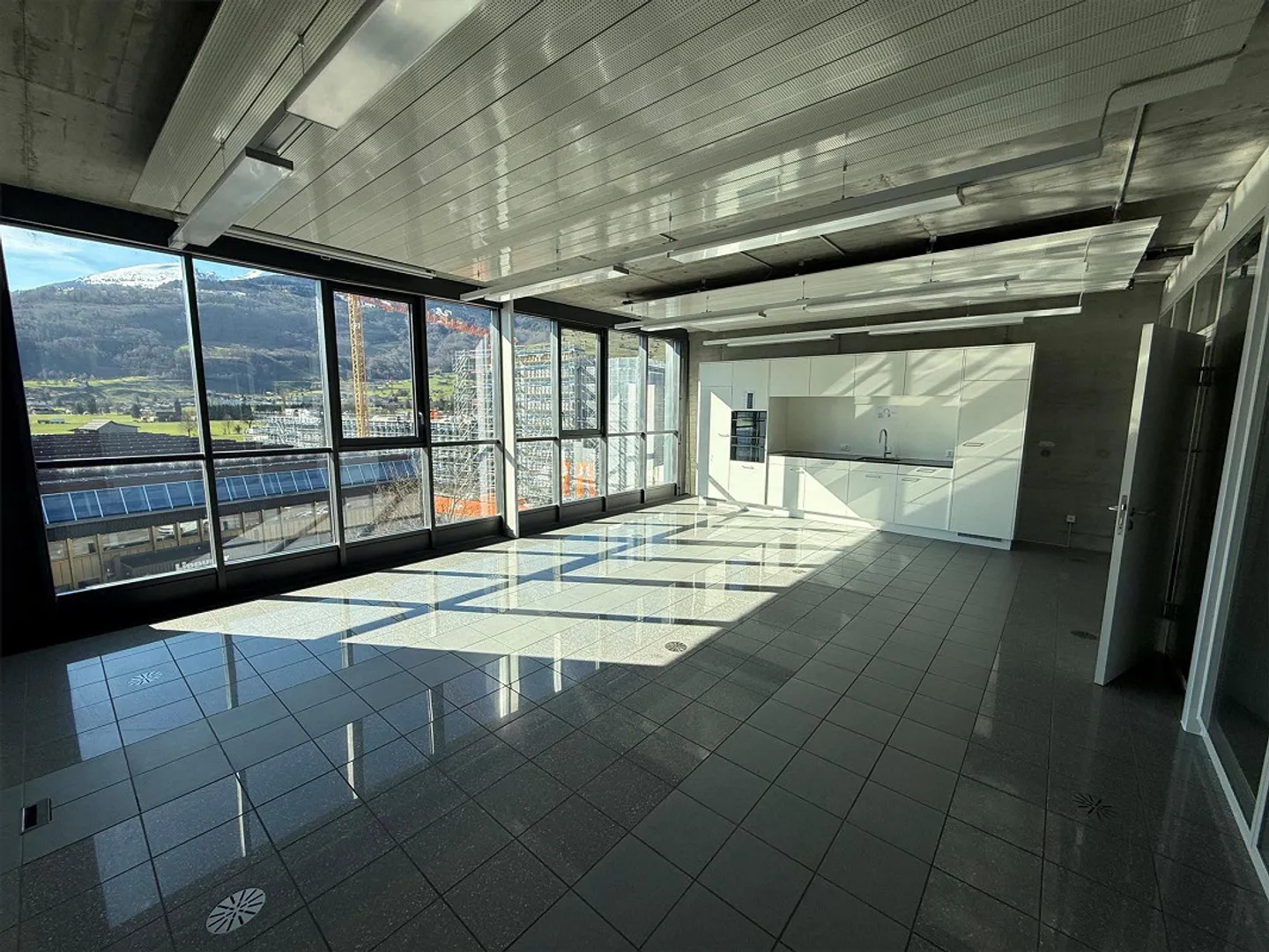 Attractive Office Space (868 m2) - Photo 10 of 14