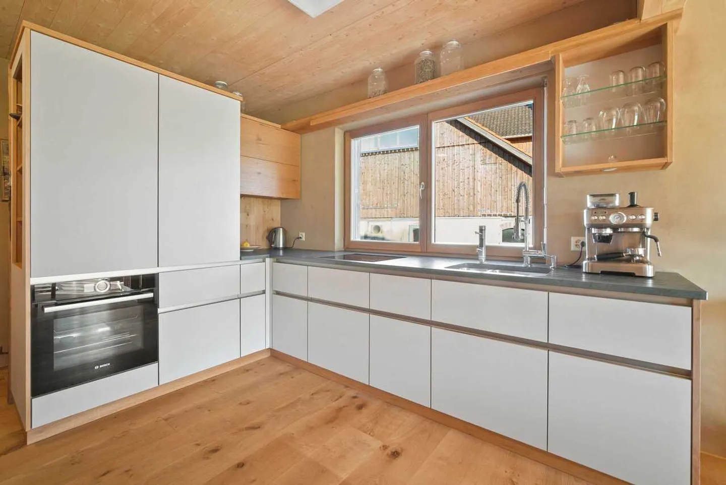 Casa in legno indipendente con 3 stanze e vista panoramica a Galgenen - Foto 3 di 13