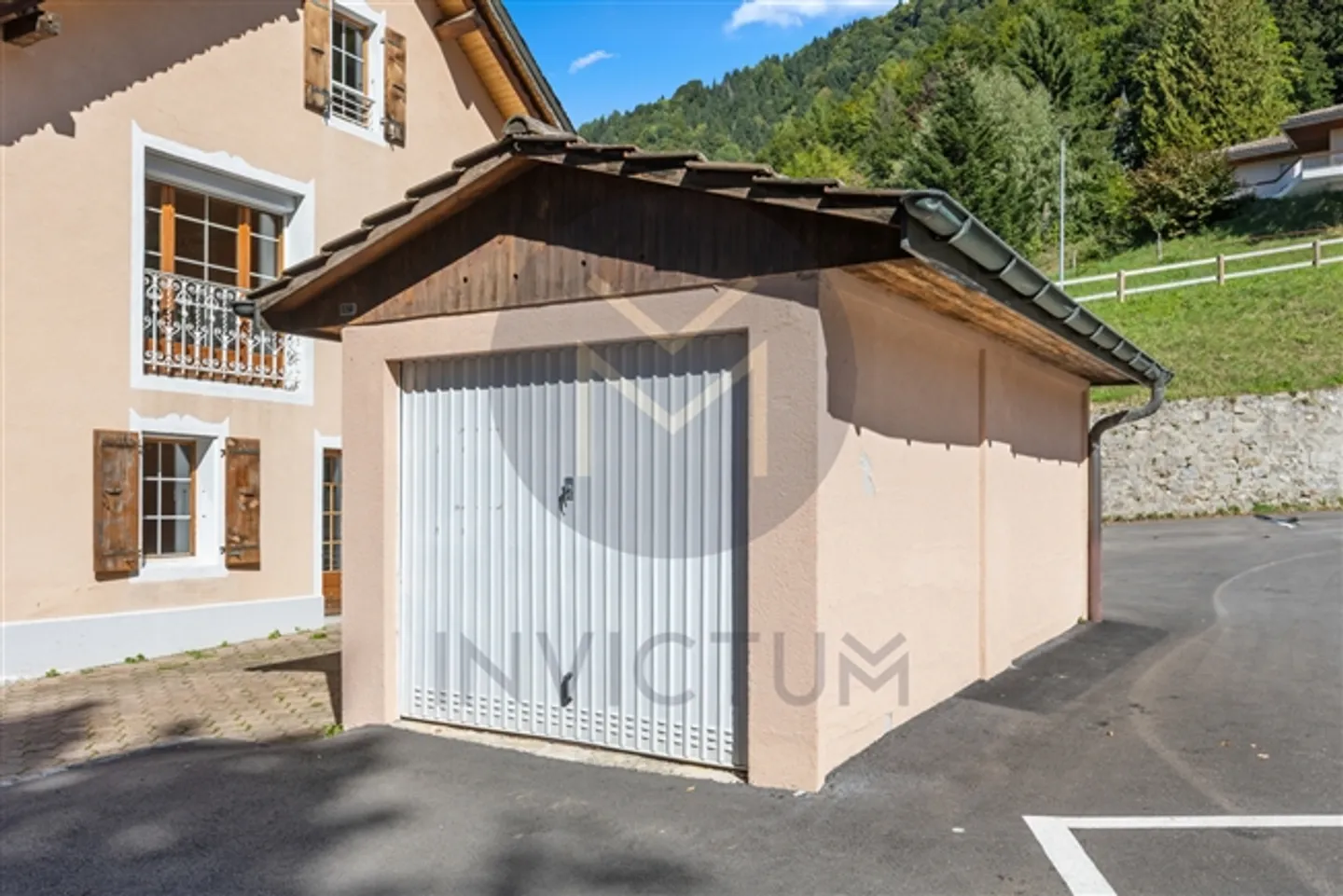 Ampia casa unifamiliare di 9,5 stanze con due appartamenti a Les Avants. - Foto 4 di 20