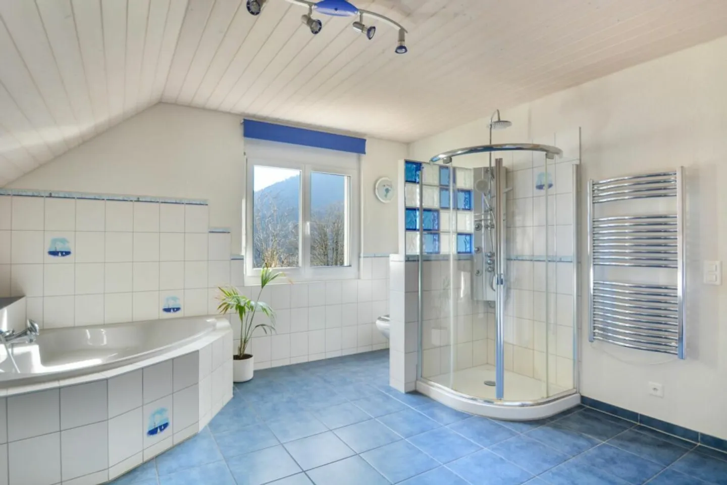 Detached 7.5 room villa in La Heutte - Photo 10 of 11