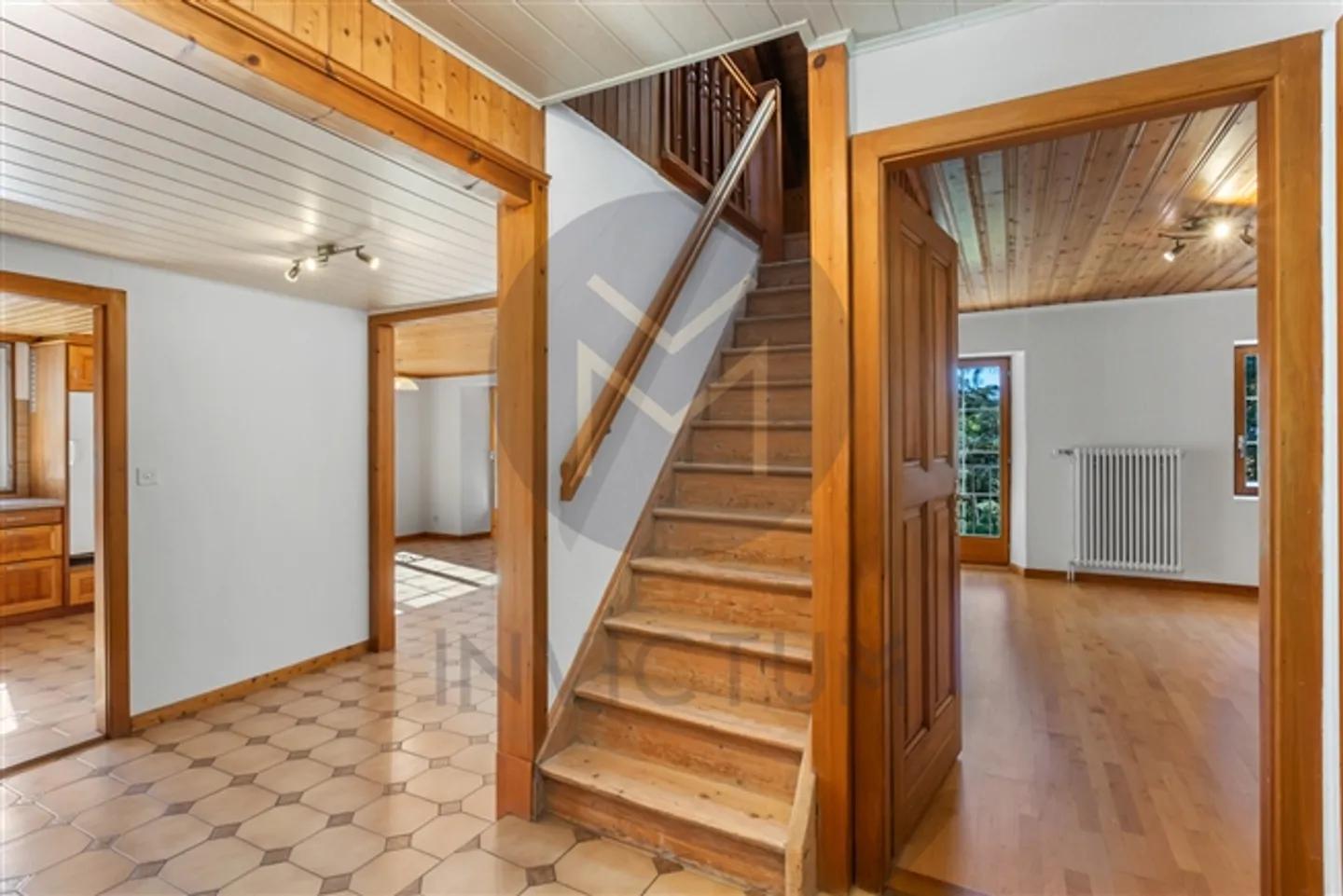 Ampia casa unifamiliare di 9,5 stanze con due appartamenti a Les Avants. - Foto 11 di 20