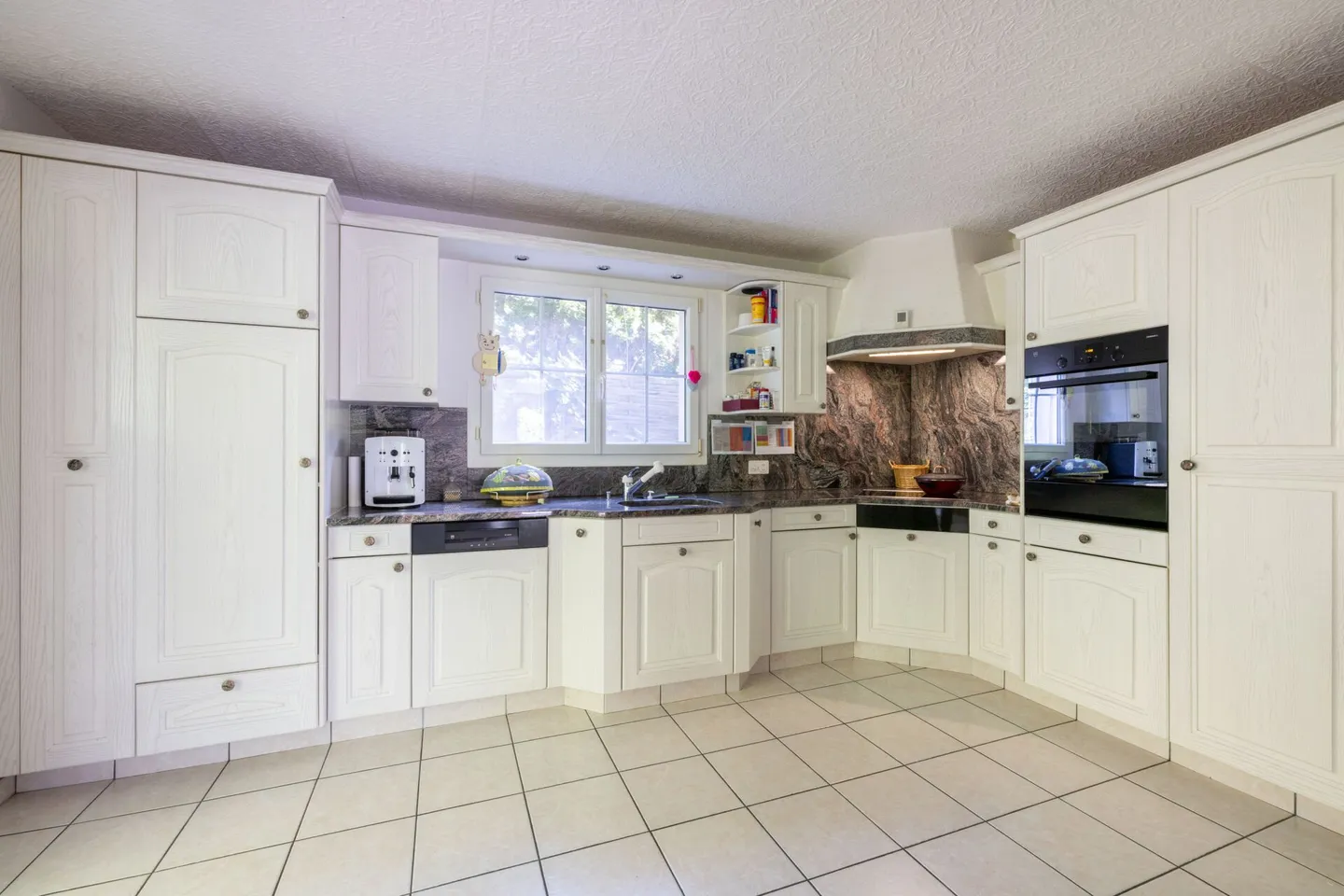6.5 Room Single Family House with Large Space in Plasselb - Photo 4 of 13