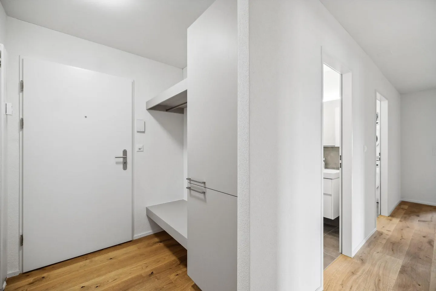 Fully Renovated 4.5 Room Apartment in the Heart of Niederuzwil - Photo 2 of 11