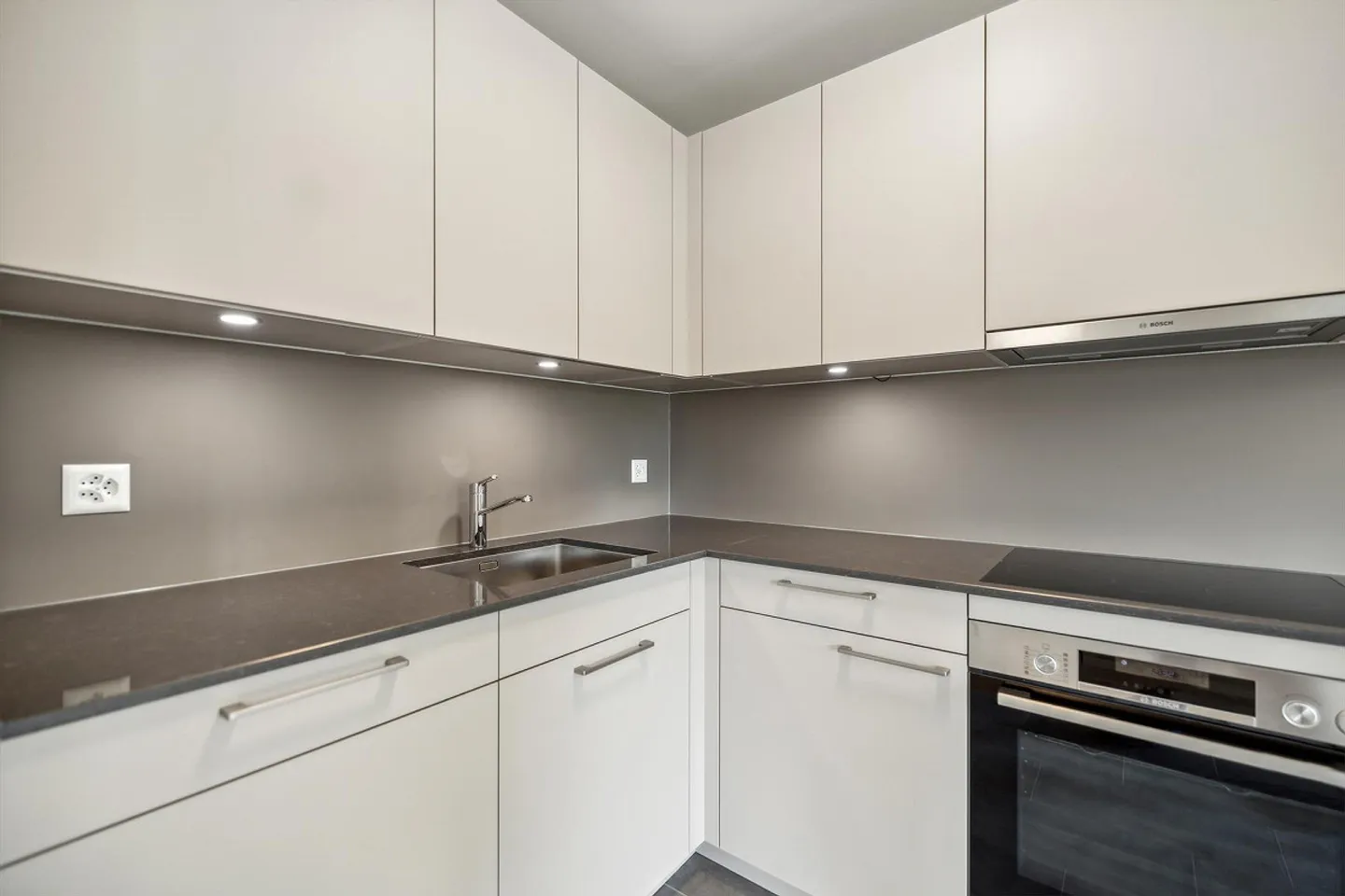 Fully Renovated 4.5 Room Apartment in the Heart of Niederuzwil - Photo 4 of 11