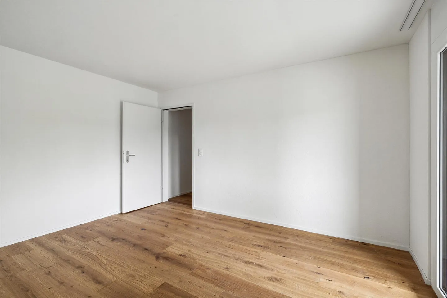 Fully Renovated 4.5 Room Apartment in the Heart of Niederuzwil - Photo 9 of 11