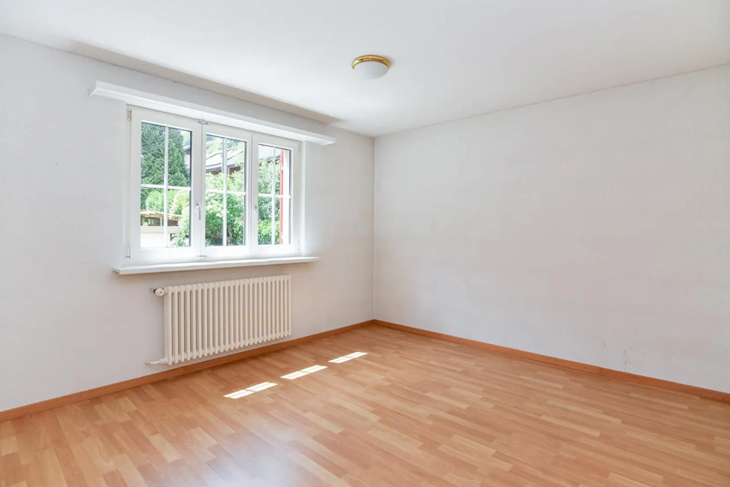 Casa bifamiliare ben tenuta con molti posti auto in una posizione privilegiata - Foto 6 di 15