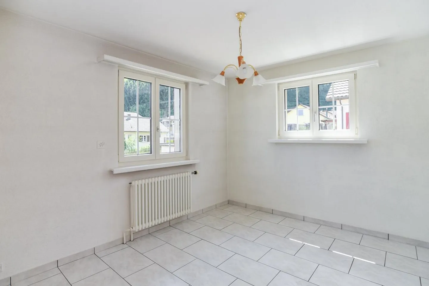 Casa bifamiliare ben tenuta con molti posti auto in una posizione privilegiata - Foto 7 di 15