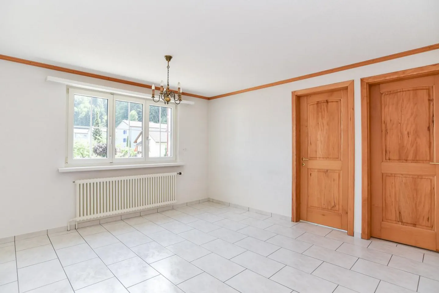 Casa bifamiliare ben tenuta con molti posti auto in una posizione privilegiata - Foto 8 di 15