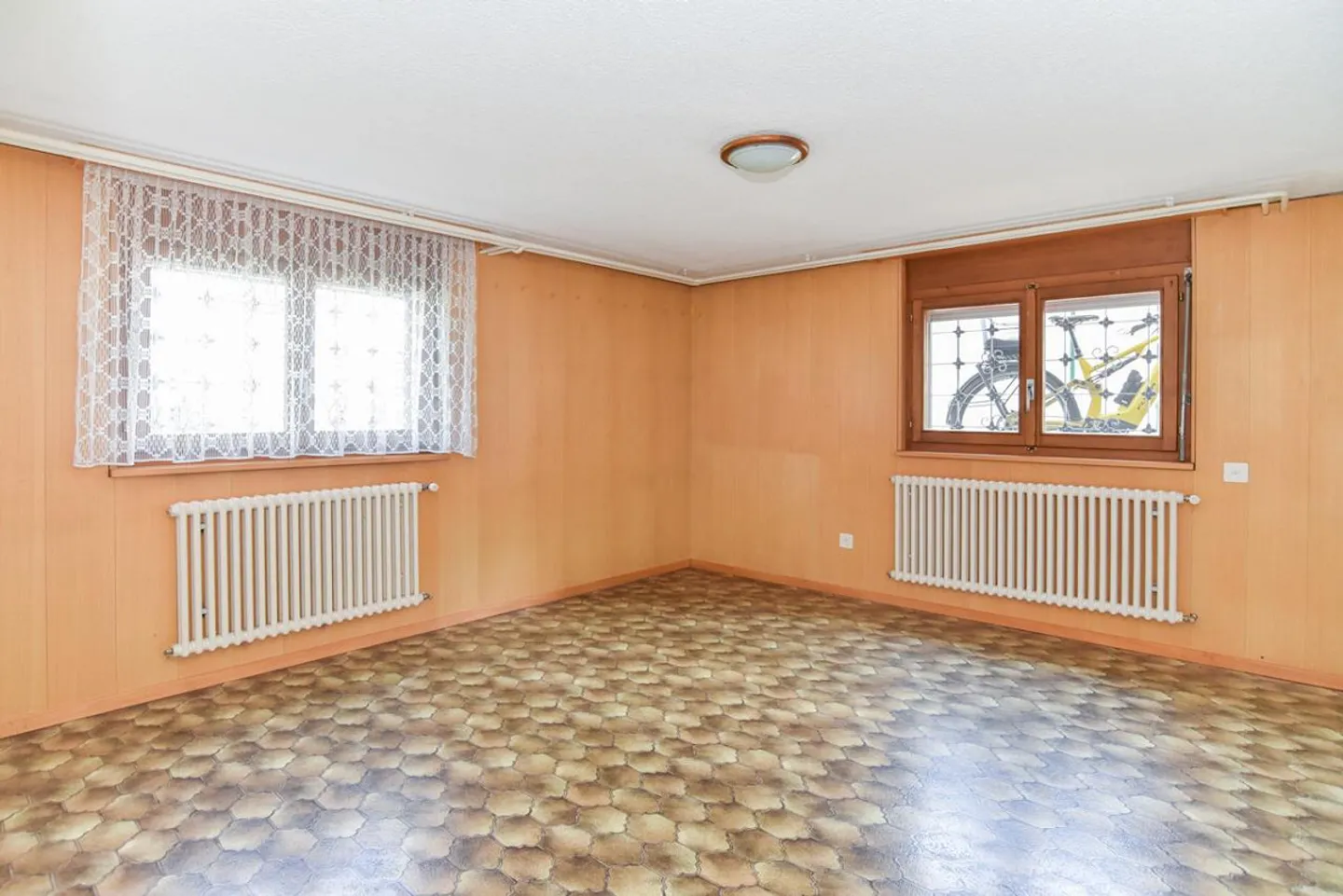 Casa bifamiliare ben tenuta con molti posti auto in una posizione privilegiata - Foto 10 di 15