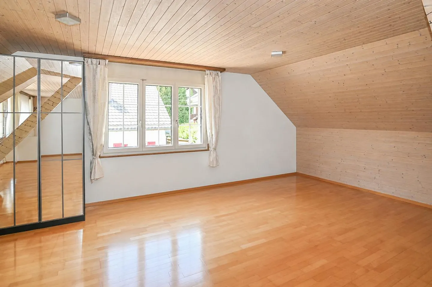 Casa bifamiliare ben tenuta con molti posti auto in una posizione privilegiata - Foto 11 di 15