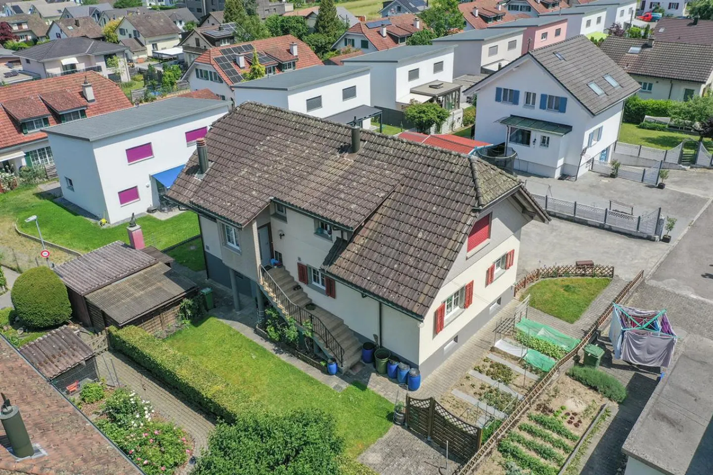Casa bifamiliare ben tenuta con molti posti auto in una posizione privilegiata - Foto 15 di 15