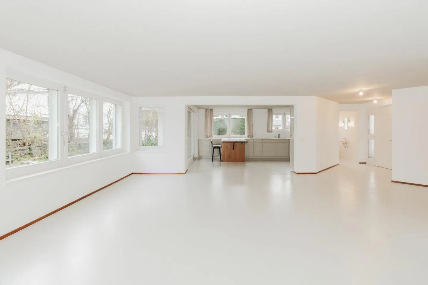 Grande maison jumelée de 6,5 pièces dans un quartier résidentiel privilégié - modernisée et prête à emménager - Photo 5 sur 14