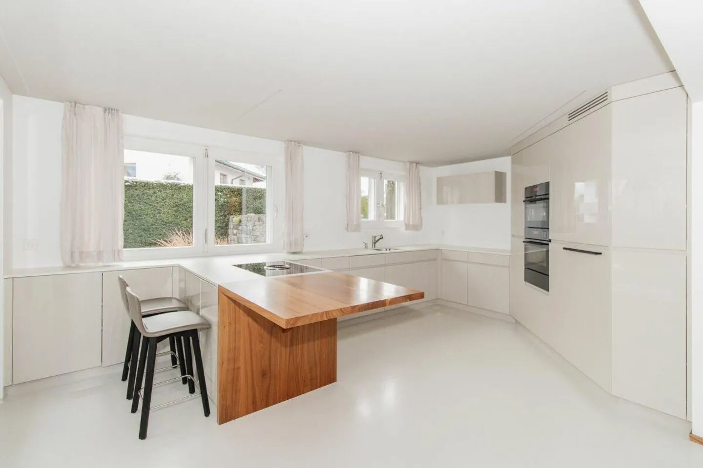 Grande maison jumelée de 6,5 pièces dans un quartier résidentiel privilégié - modernisée et prête à emménager - Photo 7 sur 14