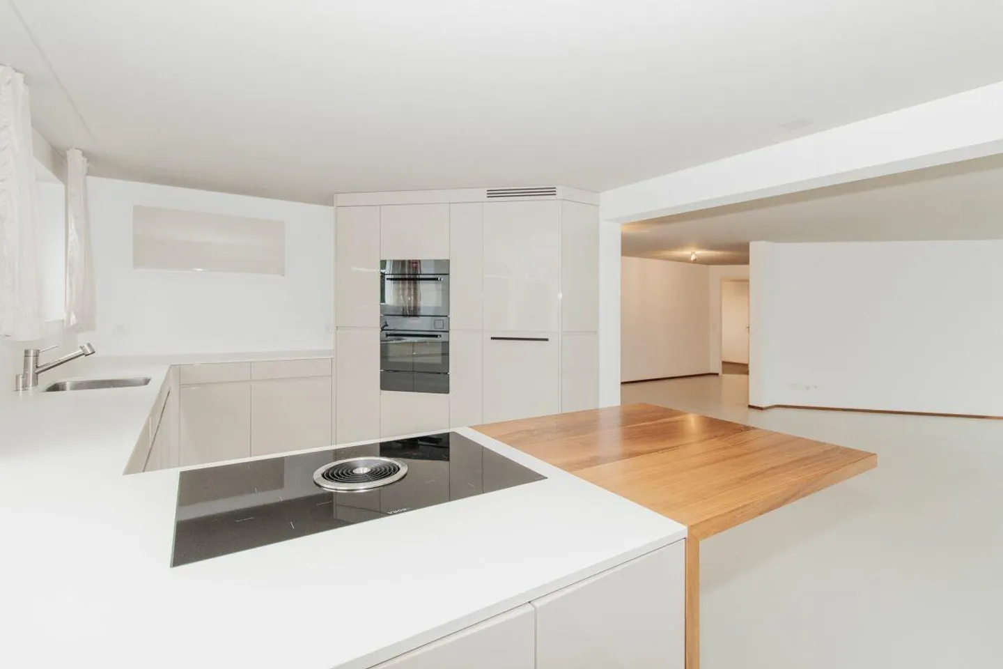 Grande maison jumelée de 6,5 pièces dans un quartier résidentiel privilégié - modernisée et prête à emménager - Photo 8 sur 14