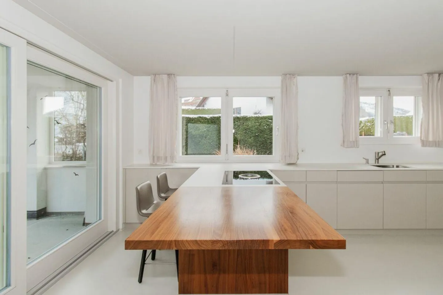 Grande maison jumelée de 6,5 pièces dans un quartier résidentiel privilégié - modernisée et prête à emménager - Photo 9 sur 14