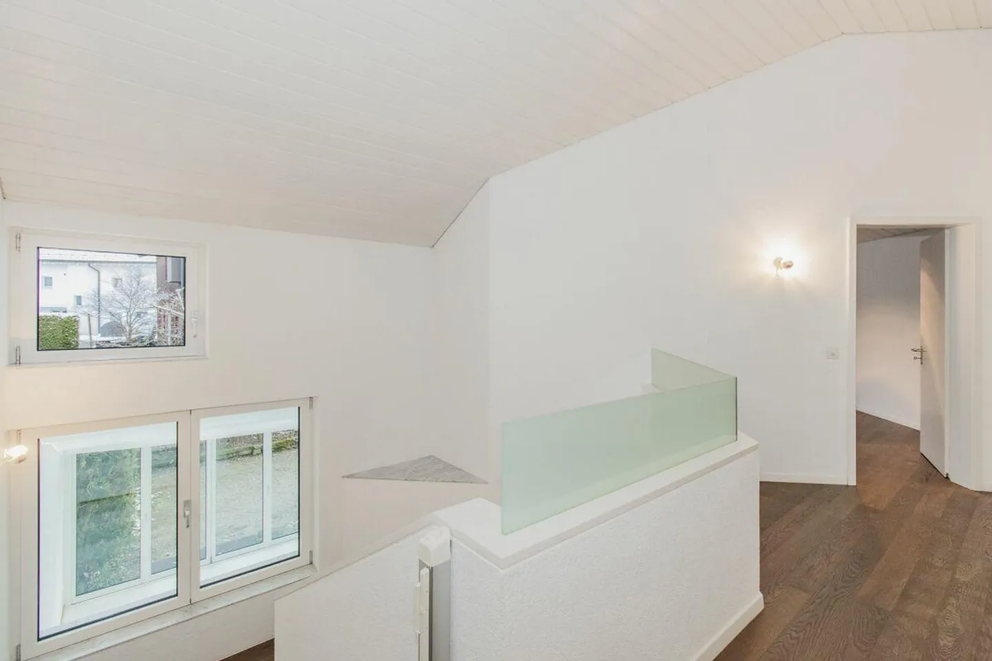 Grande maison jumelée de 6,5 pièces dans un quartier résidentiel privilégié - modernisée et prête à emménager - Photo 10 sur 14